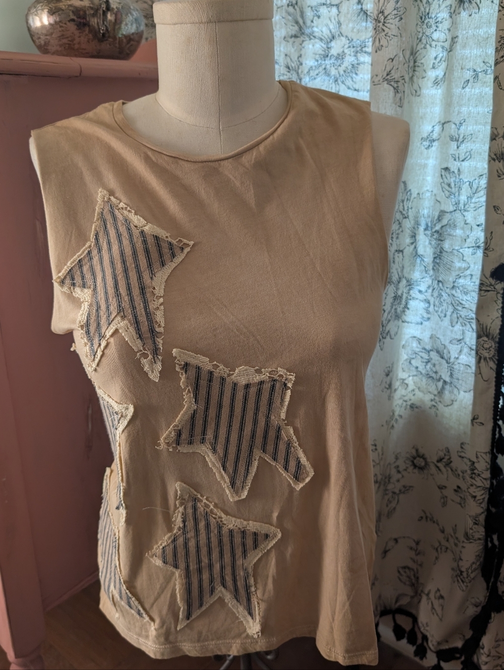 Upcycled tee shirt w  lace & fabric stars, tea dyed tee, HANDMADE ITEM - Picture 5 of 5